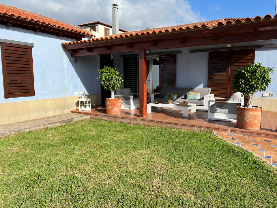 Jardín y porche de La Villa Pris