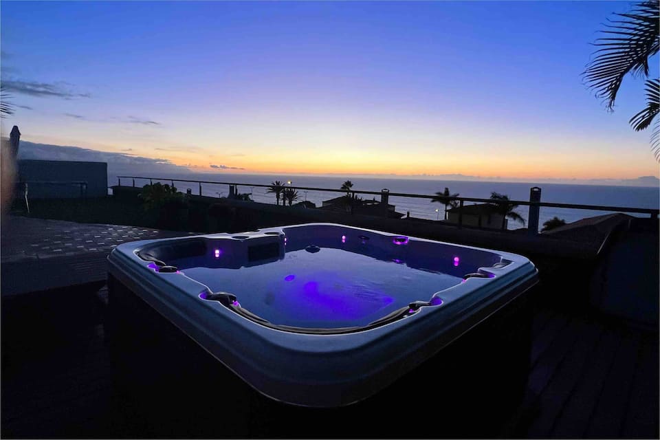 Jacuzzi y puesta de sol desde La Villa Pris