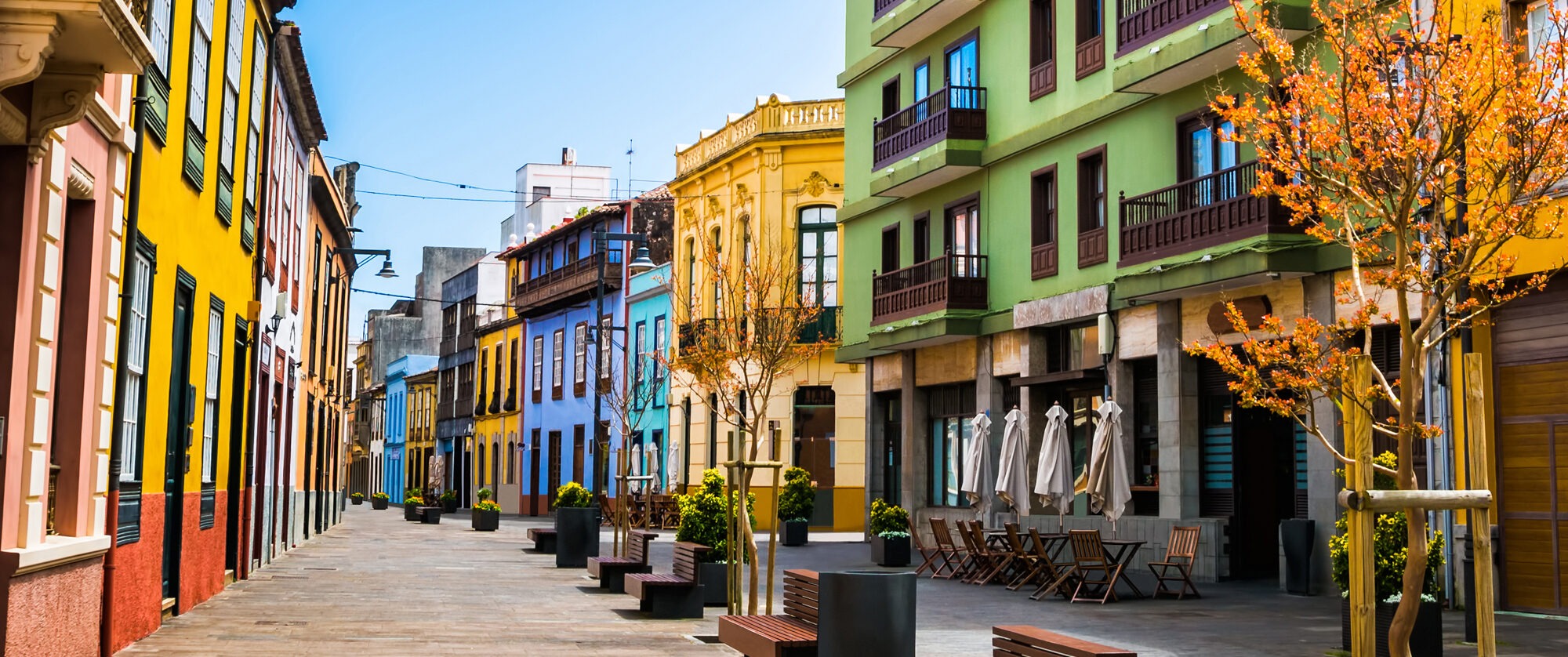La Laguna · fachadas de colores y paseos por el casco histórico.